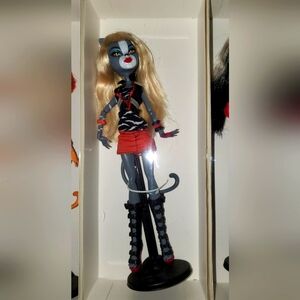 MONSTER HIGH DOLL